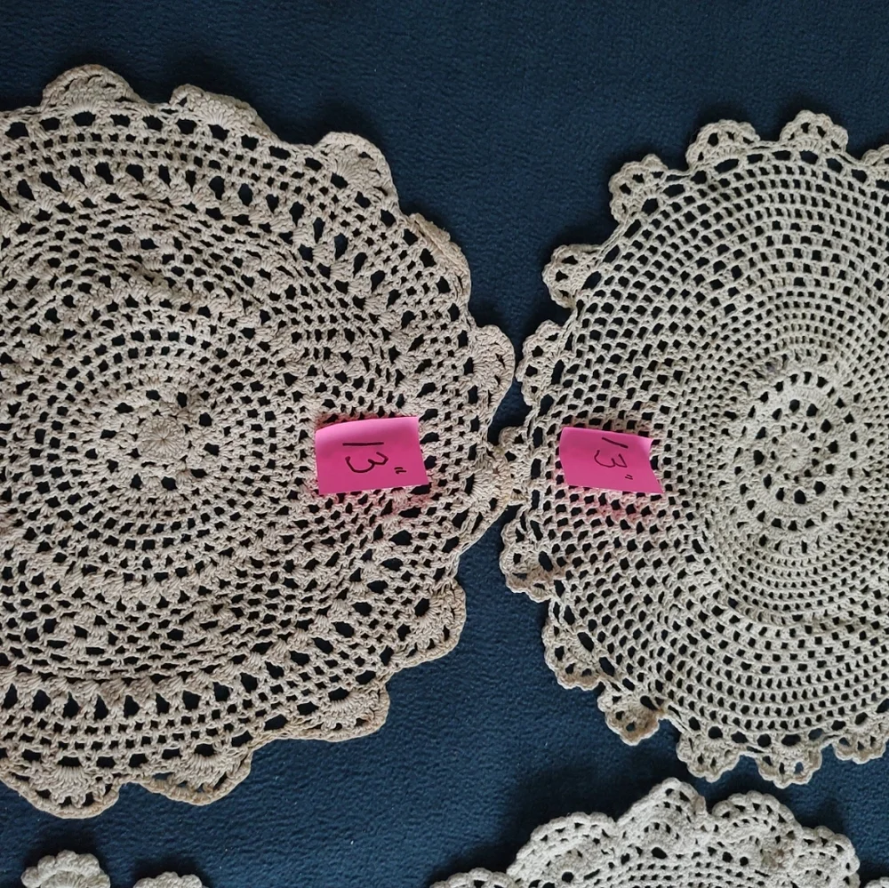 Lot of four vintage crochet beige doilies are made of cotton, 12